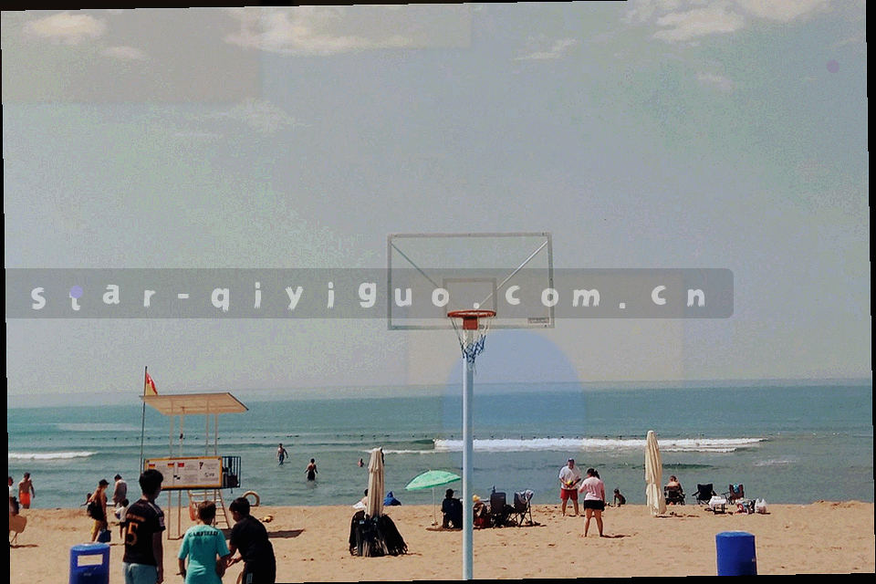 手机、平板与桌面屏幕并排、带断点标记的适配示意图